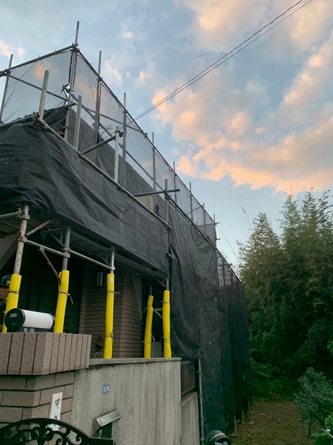 足場を建物を囲うように設置